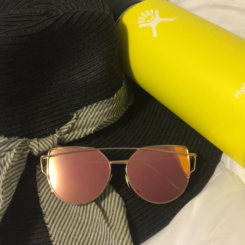 •SOLD•NWT Gold Cat eye sunnies w/pink mirror - Picture 1 of 4